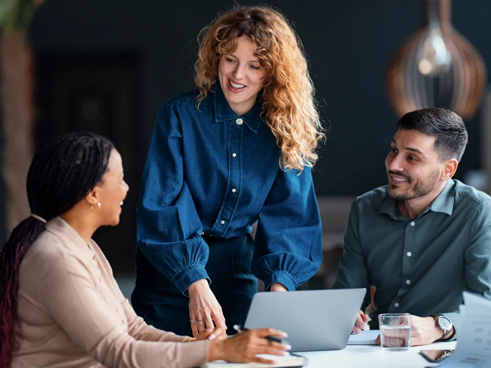3 pessoas em uma reunião de negócios